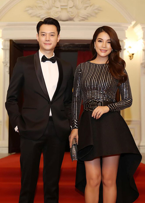 Bà mẹ một con cho hay: "Anh Dũng là diễn viên thuộc công ty giải trí của tôi nên việc hai chị em thân thiết, hay đi chung cũng là bình thường".