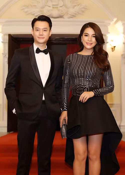 Bà mẹ một con cho hay: "Anh Dũng là diễn viên thuộc công ty giải trí của tôi nên việc hai chị em thân thiết, hay đi chung cũng là bình thường".