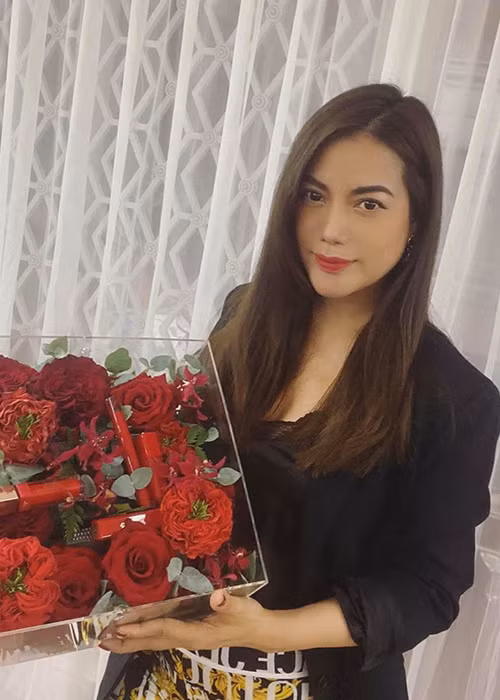 "Điều tôi cần ở một người đàn ông là luôn làm chỗ dựa cho tôi khi tôi mệt mỏi, khi tôi cần một bờ vai, để tôi được nhỏ bé lại, được rũ bỏ mọi quyền lực, hào quang, được làm người phụ nữ của anh ấy", bà mẹ một con chia sẻ trên Tri thức trẻ.