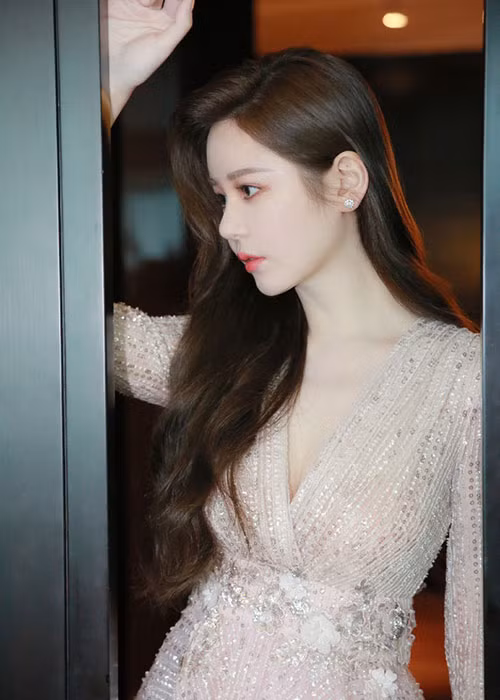 Ý Nông xem Khâu Thục Trinh là thần tượng nên không buồn khi bị so sánh với đàn chị.