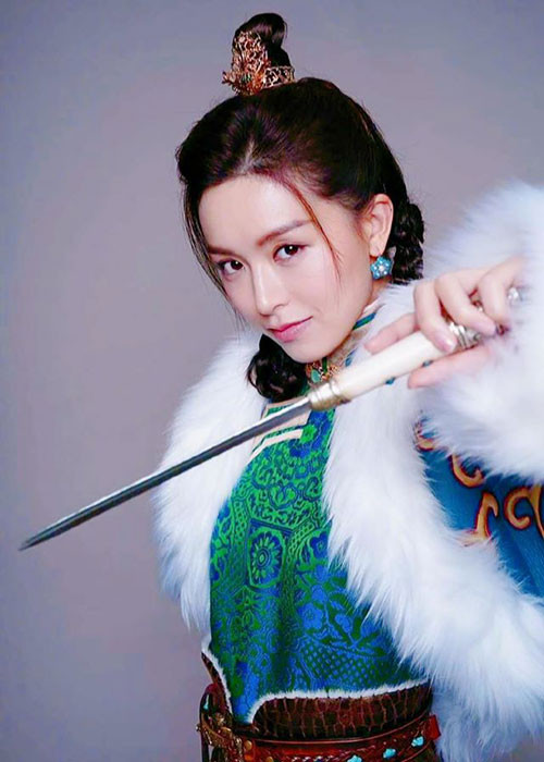 Chồng của Văn Tịnh San vốn có ý định kết hôn và sinh con luôn. Tuy nhiên, khi vợ nhận dự án "Thiên long bát bộ 2019", Ngô Khải Nam vẫn hoàn toàn ủng hộ quyết định tập trung vào sự nghiệp của vợ.