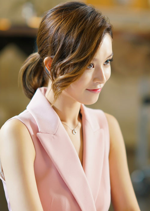 Theo Dân Việt, ông xã của nữ diễn viên tên Ngô Khải Nam, là thiếu gia có tiếng tại Trung Quốc. Anh du học tại New Zealand từ nhỏ, sau đó tốt nghiệp Học viện Kinh tế và Chính trị London. Ngô Khải Nam hiện làm tổng giám đốc tài chính đồng thời là cổ đông của Tập đoàn Hắc Thạch.