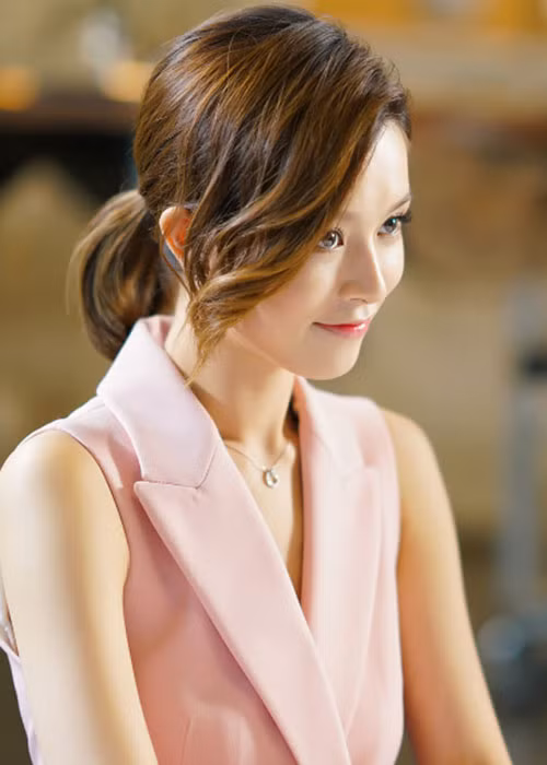 Theo Dân Việt, ông xã của nữ diễn viên tên Ngô Khải Nam, là thiếu gia có tiếng tại Trung Quốc. Anh du học tại New Zealand từ nhỏ, sau đó tốt nghiệp Học viện Kinh tế và Chính trị London. Ngô Khải Nam hiện làm tổng giám đốc tài chính đồng thời là cổ đông của Tập đoàn Hắc Thạch.