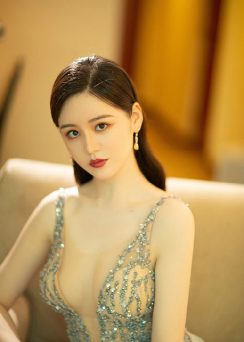 Ý Nông sinh năm 1990 tại Cửu Giang, Trung Quốc. Theo Zing, cô tốt nghiệp Học viện Hý kịch Thượng Hải và tận dụng lợi thế hình thể để làm người mẫu khi mới tham gia showbiz.