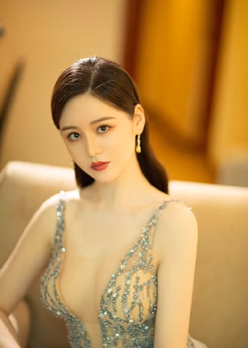 Ý Nông sinh năm 1990 tại Cửu Giang, Trung Quốc. Theo Zing, cô tốt nghiệp Học viện Hý kịch Thượng Hải và tận dụng lợi thế hình thể để làm người mẫu khi mới tham gia showbiz.