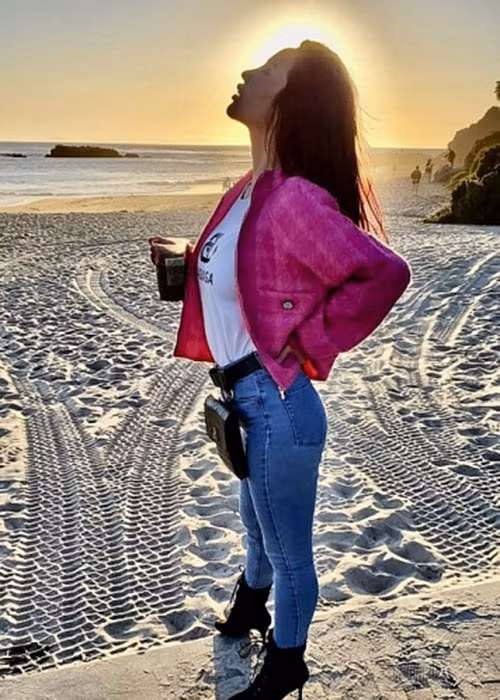 Người đẹp đã hết hạn visa (theo dạng du lịch) và có thể phải ở lại thêm 4 tháng nữa.