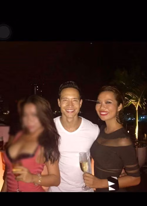 Kim Lý khẳng định Kiko Chan tự bịa ra câu chuyện tình ái đồng thời mời người đẹp đối chất với luật sư. Về phía Kiko Chan, cô cho rằng Kim Lý hai mặt đồng thời dọa sẽ tung ra những bằng chứng cực sốc. Ồn ào lắng xuống khi Kim Lý chọn cách không lời qua tiếng lại với Kiko Chan.