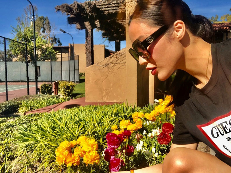 Hàng tuần, cô đi siêu thị một lần để mua thực phẩm dự trữ và tự tay nấu chứ không đặt thức ăn nhanh.