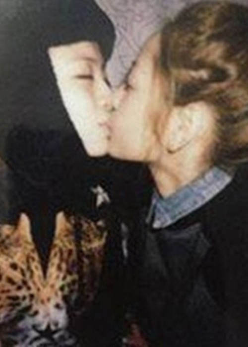 Năm 2013, Chi Pu và Gil Lê dính như sam trong các sự kiện hay đời thường. Cả hai mặc đồ đôi, có những cử chỉ khá thân thiết. Thậm chí, tháng 10/2013, cư dân mạng lan truyền bức ảnh cựu hot girl Hà thành và cựu thành viên nhóm nhạc X5 hôn nhau. Ảnh: Yan News