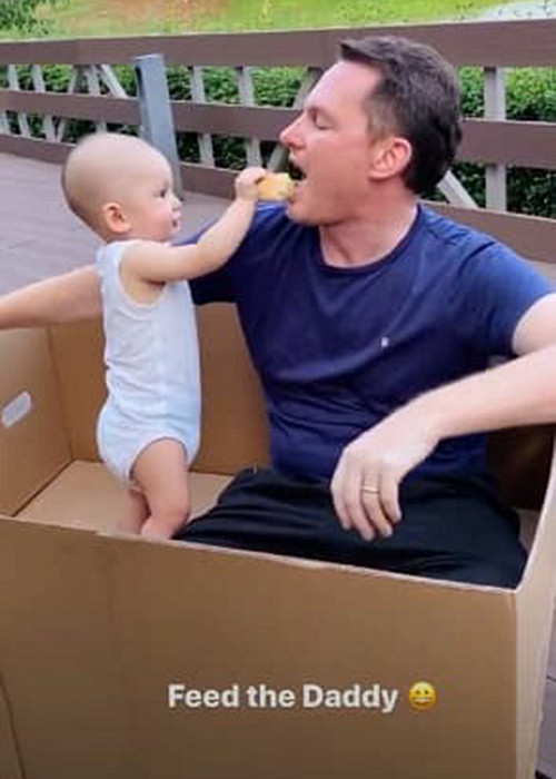 Thiri khoe ảnh chồng chơi đùa cùng con trai nhỏ. Trước đó, cô từng tiết lộ ảnh các con riêng thân thiết với chồng.