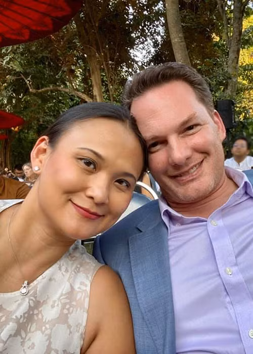 Sau khi công khai ly hôn diva Hồng Nhung vào năm 2018, doanh nhân Kevin Gilmore tái hôn với Thiri Thant Mon.