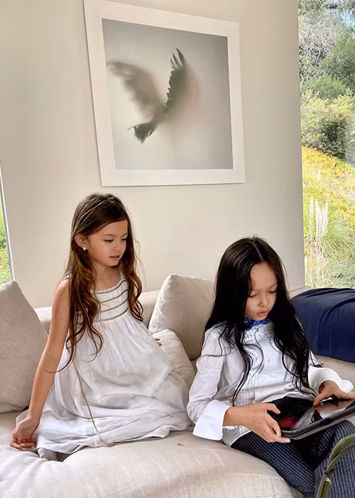 Trên trang cá nhân, Hồng Nhung vẫn đều đặn cập nhật hình ảnh các con chung với doanh nhân Kevin.