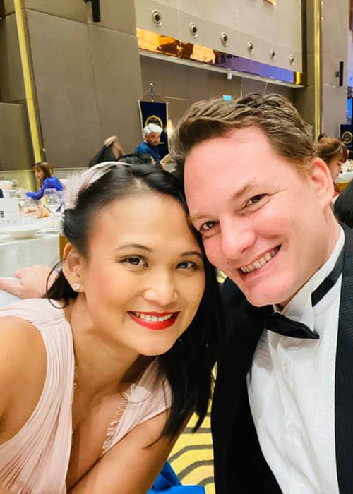 Cả hai vốn quen nhau từ 20 năm trước, từng trải qua cuộc hôn nhân đổ vỡ và đều có hai con riêng.