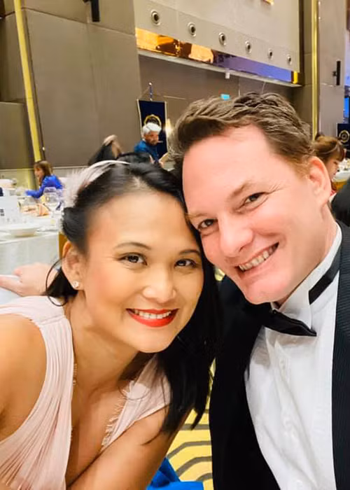 Cả hai vốn quen nhau từ 20 năm trước, từng trải qua cuộc hôn nhân đổ vỡ và đều có hai con riêng.