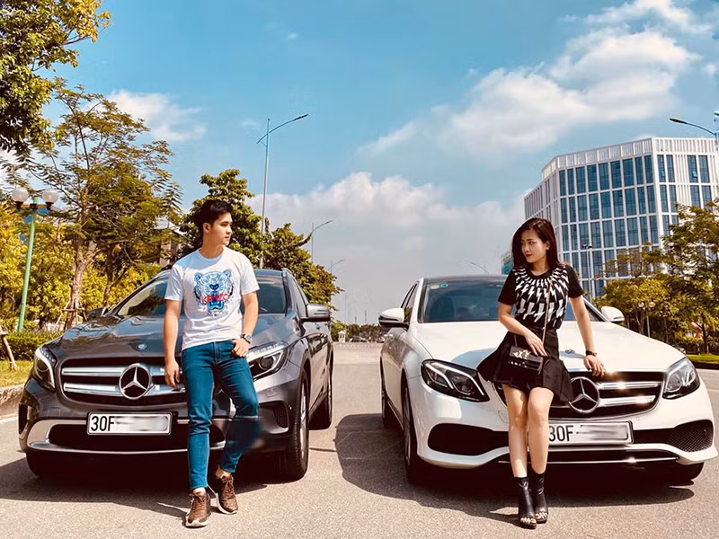 "...Anh thật sự muốn cảm ơn em vì những gì mình đã cùng nhau trải qua; cảm ơn em vì những nơi mình đã cùng nhau đi tới. Cảm ơn em đã luôn nắm chặt tay anh khi mình gặp khó khăn. Cảm ơn em đã vui buồn cùng anh, khóc cười cùng anh hơn 3650 ngày. Cảm ơn em vì nhìn thấy em anh thấy cả một phần cuộc đời của anh ở đó. Cảm ơn những ngày cách ly vì có nó anh mới biết em là một đầu bếp thật tuyệt vời. Và cuối cùng, anh cảm ơn em vì đã dành cả thời thanh xuân đẹp đẽ nhất của mình để đi qua thời chênh vênh nhất của anh. 10 năm - anh mãi luôn biết ơn em".