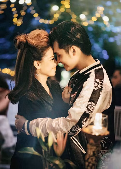 Kỉ niệm 9 năm yêu nhau, Hà Anh đã đăng tải bức ảnh cùng người yêu kèm lời nhắn nhủ ngọt ngào bằng tiếng Anh: “9 years already! No matter what life is going to give. I will always be thankful to you…” (9 năm rồi! Cho dù cuộc sống có ra sao đi nữa, anh vẫn luôn biết ơn em…).