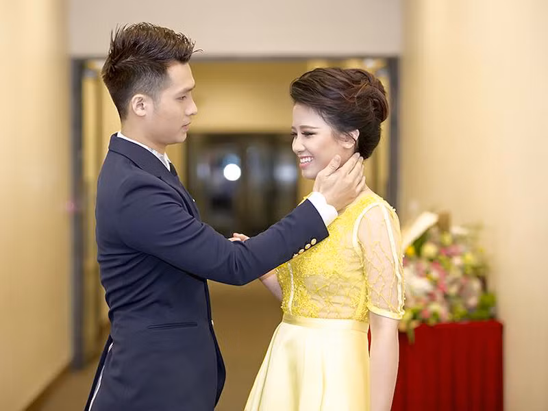 Hà Anh cho biết, khi chia tay, cả hai giữ mối quan hệ quản lý với ca sĩ và đồng nghiệp của nhau. Sau đó, bố của Hà Anh bị bệnh nặng phải nằm viện. Lúc này, Hoàng Yến vào viện chăm sóc bố bạn trai cũ trong suốt một tháng.