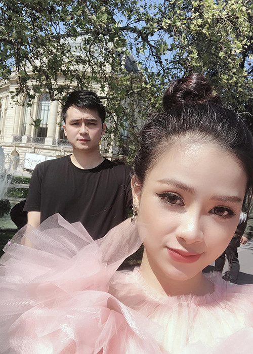 10 năm bên nhau, Hà Anh một lần nữa viết những lời yêu thương cho Dương Hoàng Yến: "10 năm là một hành trình tuyệt vời đối với anh, ở đời này có mấy lần 10 năm. Nhìn lại suốt thời gian qua thì 3 chữ “cảm ơn em” hiện lên trong đầu anh rõ nhất...".