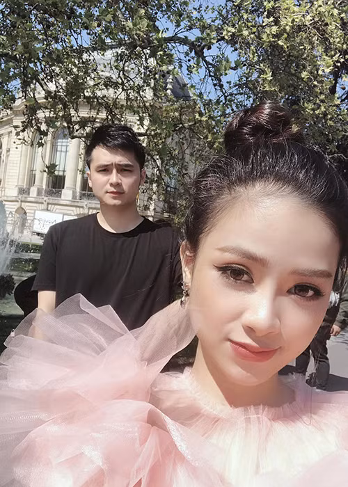 10 năm bên nhau, Hà Anh một lần nữa viết những lời yêu thương cho Dương Hoàng Yến: "10 năm là một hành trình tuyệt vời đối với anh, ở đời này có mấy lần 10 năm. Nhìn lại suốt thời gian qua thì 3 chữ “cảm ơn em” hiện lên trong đầu anh rõ nhất...".