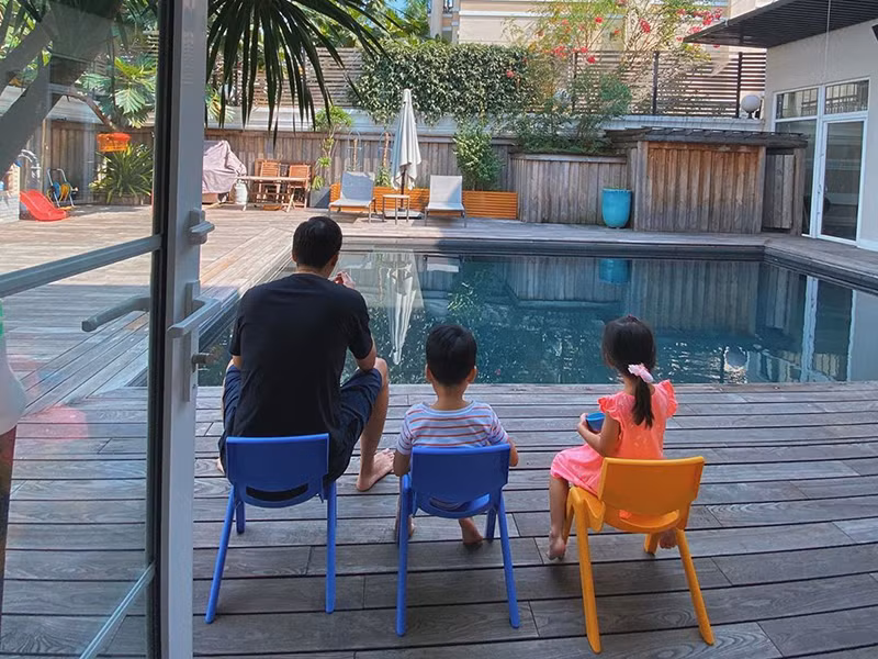 Dù sinh ra trong gia đình giàu có nhưng các con của Hà Tăng có cuộc sống giản dị.