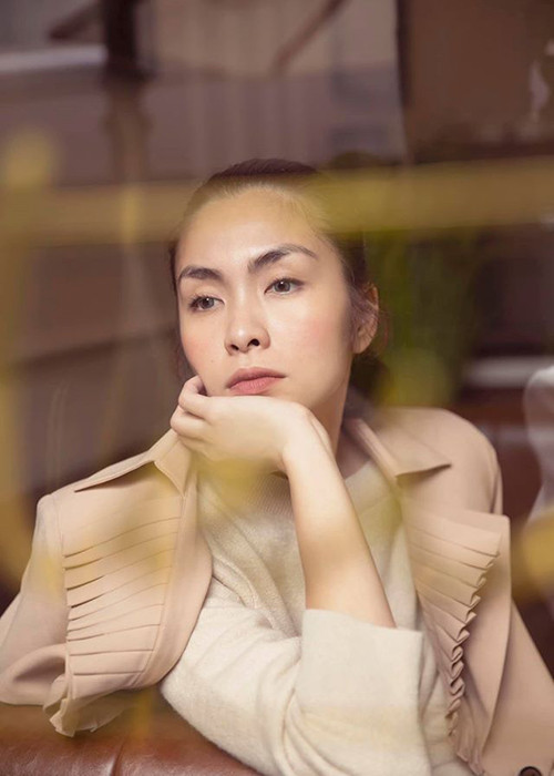 Đi kèm loạt ảnh, bà mẹ hai con tâm sự: "Chỉ mong sóng lặn tí để lấy sức bơi tiếp mà thôi!".