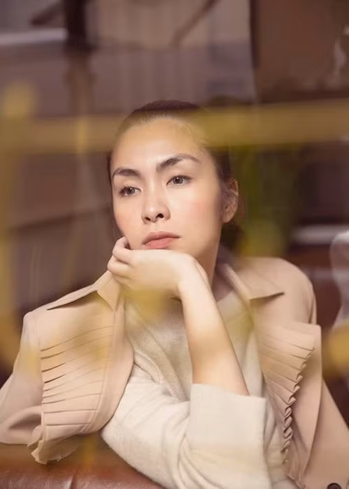 Đi kèm loạt ảnh, bà mẹ hai con tâm sự: "Chỉ mong sóng lặn tí để lấy sức bơi tiếp mà thôi!".