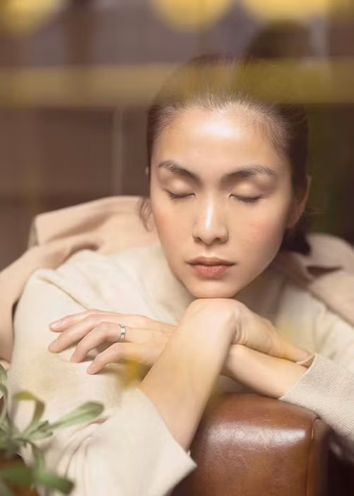 Ngoài thần thái đỉnh cao, nhan sắc không tỳ vết, Hà Tăng còn được chú ý nhờ chiếc nhẫn cưới đơn giản nhưng có lẽ giá trị không hề nhỏ.