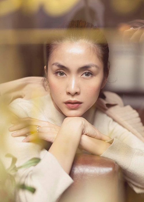 Gương mặt đẹp hút hồn của nàng ngọc nữ màn ảnh Việt ở tuổi 34 khiến người đối diện khó rời mắt.