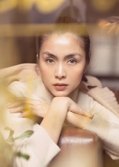 Gương mặt đẹp hút hồn của nàng ngọc nữ màn ảnh Việt ở tuổi 34 khiến người đối diện khó rời mắt.