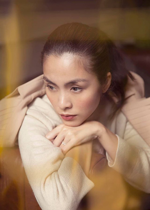 Mới đây, trên trang cá nhân, Tăng Thanh Hà khoe bộ ảnh mộc mạc của mình. Cô trang điểm nhẹ, đeo lens.