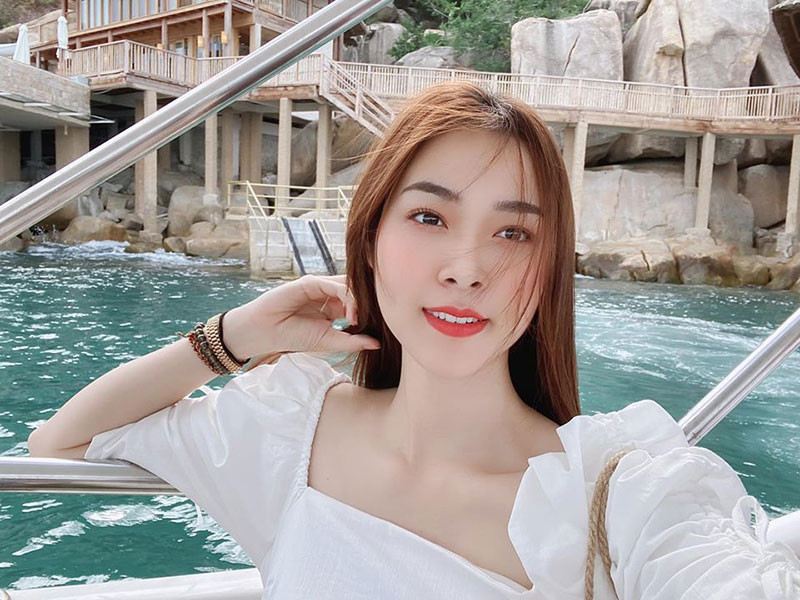 "Có thể do công việc hiện tại ổn định, con cái ngoan ngoãn, nên mọi người thấy tôi trẻ hơn, tươi mới hơn", cô thú nhận.