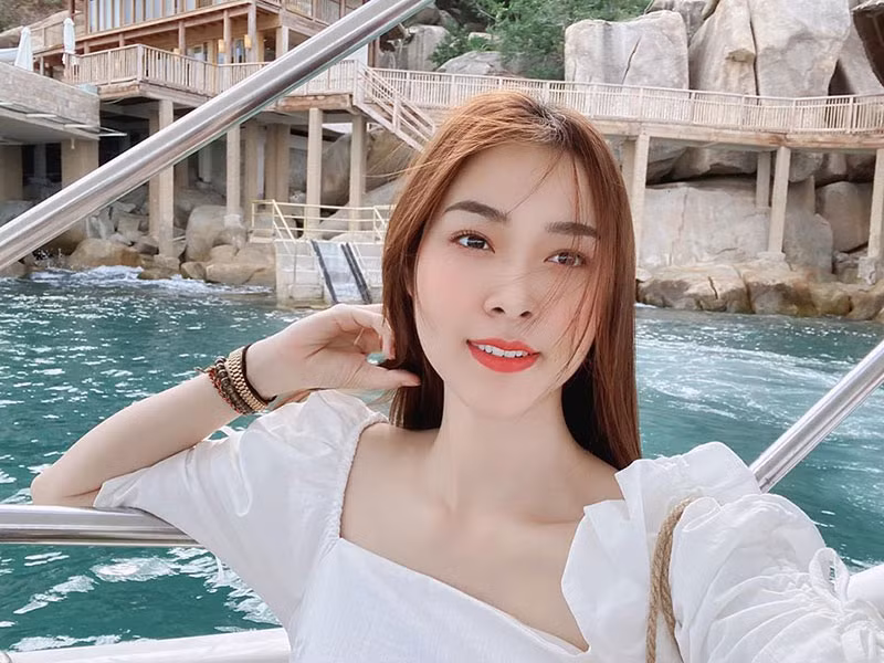 "Có thể do công việc hiện tại ổn định, con cái ngoan ngoãn, nên mọi người thấy tôi trẻ hơn, tươi mới hơn", cô thú nhận.