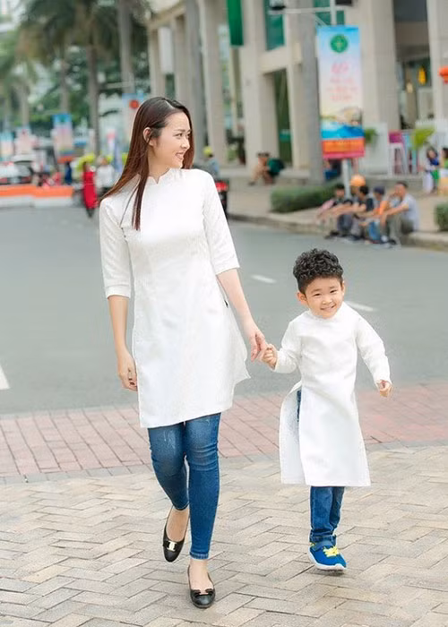 "Chúng ta không nên gieo rắc vào đầu trẻ nhỏ những suy nghĩ tiêu cực. Hãy để chúng được thương yêu, san sẻ một cách tự nhiên và tình cảm nhất. Hiện tại, tôi hài lòng trong mối quan hệ của con với các con của chồng cũ", cô nói.