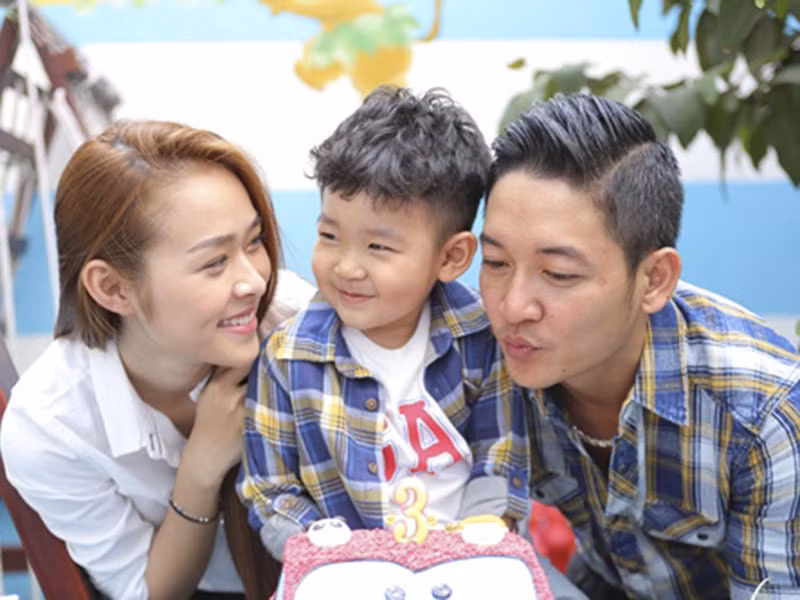 Diệp Bảo Ngọc chia sẻ: "Anh Đạt là người cha tốt. Vì anh ấy chăm con nhiều khi hơn tôi. Ai làm mẹ cũng mong muốn mọi điều tốt đẹp cho con. Con thích về bố chơi hay thích chơi với bạn nào, tôi đều tôn trọng. Mình ép con thì cũng được gì đâu. Con buồn, tôi cũng có vui đâu".