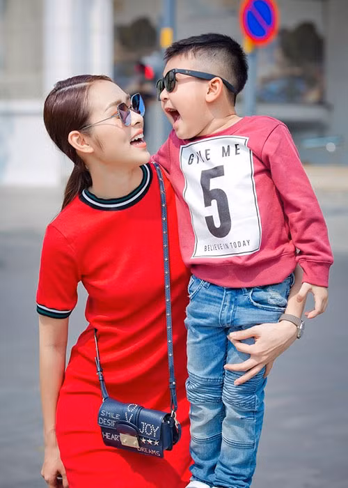 Diệp Bảo Ngọc luôn chỉ dạy con trai yêu thương các em cùng cha khác mẹ.