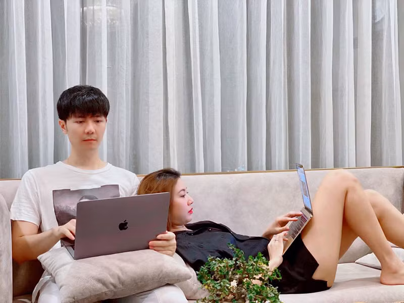 Thúy Vân nhận lời cầu hôn của doanh nhân Nhật Vũ vào đúng ngày 8/3. Cả hai đến nay đã có một năm hẹn hò.