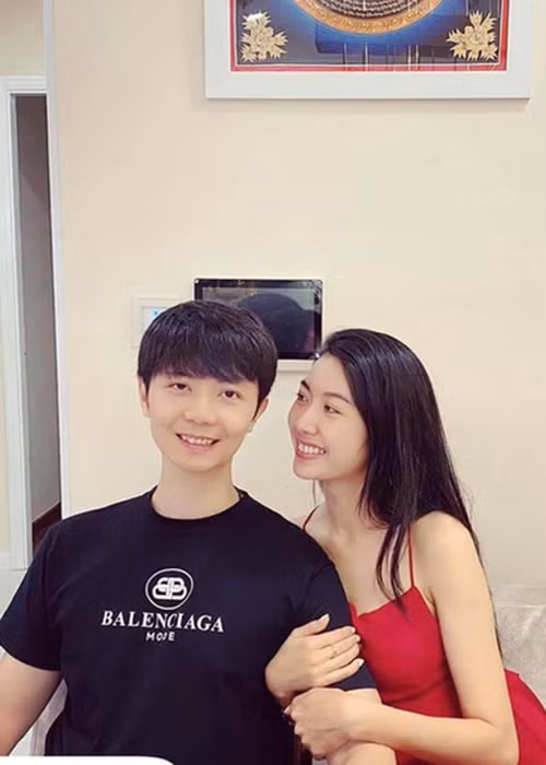 Bạn trai của Thúy Vân sinh năm 1983, hơn người đẹp 10 tuổi. Anh là nhà đầu tư trong lĩnh vực phim ảnh, giải trí.