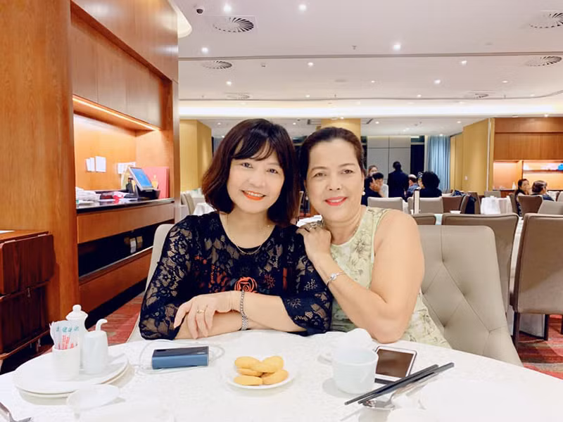 Thúy Vân khen nhan sắc mẹ đẻ (bên phải) lẫn mẹ chồng tương lai. "Hai mẹ của mình thật xinh đẹp", nàng á hậu chia sẻ.