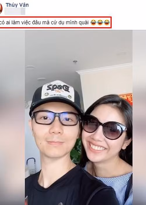 Chân dài sinh năm 1993 thú nhận cô bị thu hút bởi sự thông minh của bạn trai. “Chồng của Vân là người học cực giỏi. Anh từng tốt nghiệp loại giỏi của Đại học Quốc gia Singapore. Thực sự mình rất ngưỡng mộ", Thúy Vân cho hay.