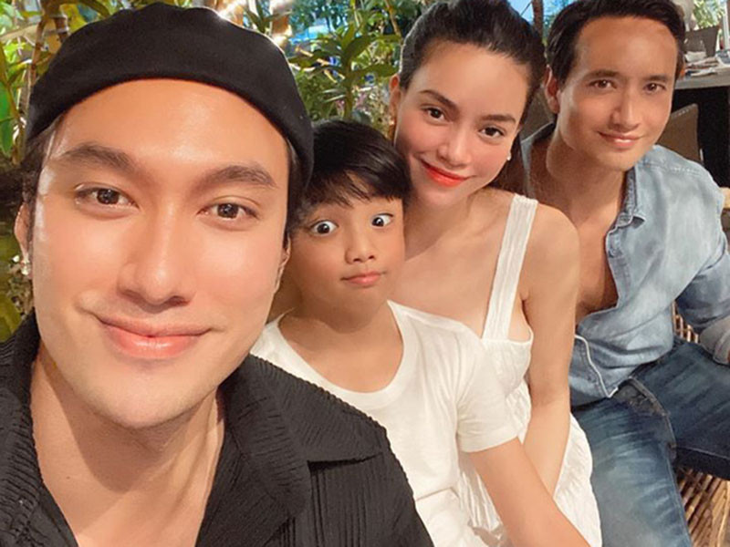 Đôi uyên ương còn được phát hiện đeo nhẫn ở ngón áp út. Nhiều người cho rằng nữ ca sĩ đã có ý định tái hôn. Trước đó, nói về đám cưới, Hồ Ngọc Hà bày tỏ muốn tận hưởng chứ chưa tính đến chuyện kết hôn, thậm chí thẳng thắn rằng cô thấy sợ khi nghĩ về hôn nhân.