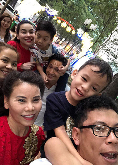 Kim Lý tỏ ra rất chiều chuộng con trai riêng của Hà Hồ.