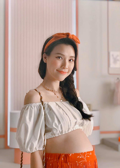 Nữ MC tự tin mặc áo crop top khoe bụng bầu vượt mặt.