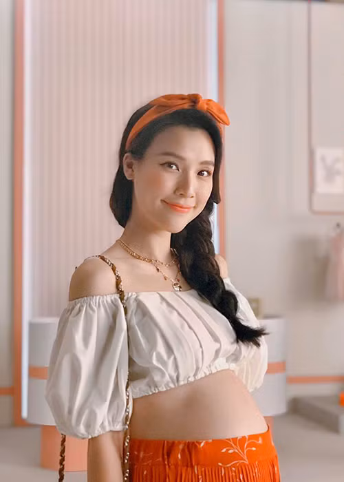 Nữ MC tự tin mặc áo crop top khoe bụng bầu vượt mặt.