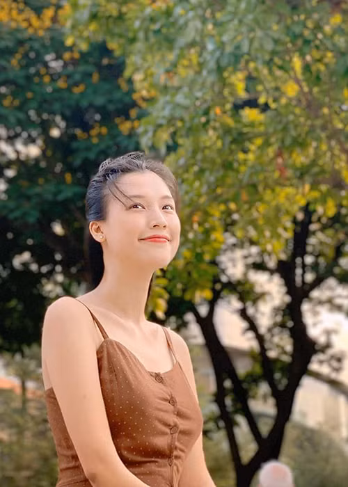 Nhan sắc của Hoàng Oanh trong những tháng cuối thai kỳ gây chú ý.