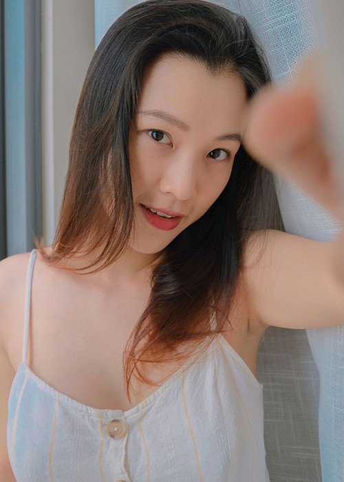 Cô được khen ngợi xinh đẹp hơn cả lúc chưa mang bầu.