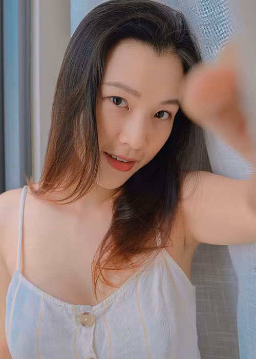 Cô được khen ngợi xinh đẹp hơn cả lúc chưa mang bầu.