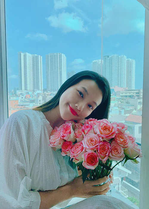 Nữ MC mong ước được cùng ông xã đón bữa sáng trên giường, trà chiều tâm sự, hay la cà hàng quán bụi đời, được bên chồng mỗi dịp đáng nhớ, nắm chặt tay nhau dù nắng hay mưa.