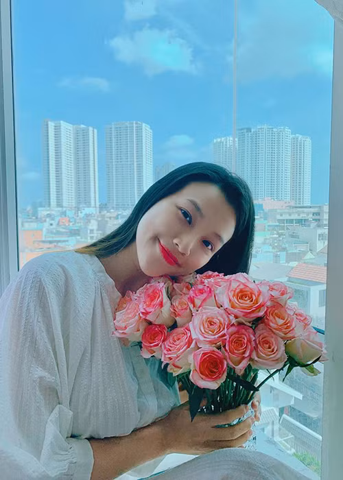 Nữ MC mong ước được cùng ông xã đón bữa sáng trên giường, trà chiều tâm sự, hay la cà hàng quán bụi đời, được bên chồng mỗi dịp đáng nhớ, nắm chặt tay nhau dù nắng hay mưa.