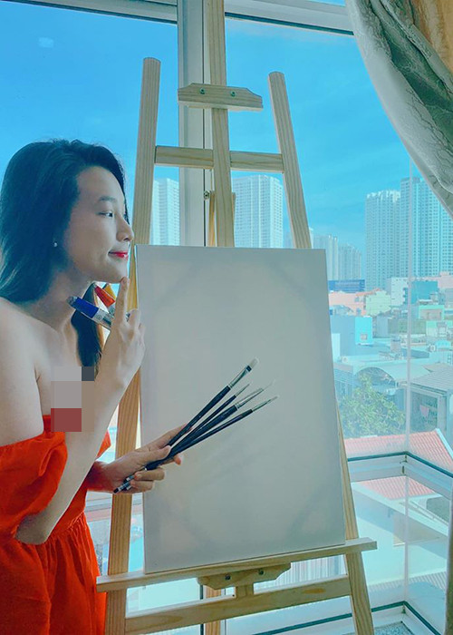 Ở xa, ông xã của Hoàng Oanh vẫn luôn quan tâm vợ. Nữ MC từng khoe giá vẽ được chồng tặng để xả stress. “Anh biết em rất stress và nhiều lúc buồn vì anh không thể bên cạnh. Anh muốn em vẫn giữ sở thích niềm vui của mình khi làm mẹ và sau này có anh ở nhà, anh sẽ giữ con cho em ngồi vẽ”, Jack viết cho vợ.