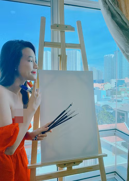 Ở xa, ông xã của Hoàng Oanh vẫn luôn quan tâm vợ. Nữ MC từng khoe giá vẽ được chồng tặng để xả stress. “Anh biết em rất stress và nhiều lúc buồn vì anh không thể bên cạnh. Anh muốn em vẫn giữ sở thích niềm vui của mình khi làm mẹ và sau này có anh ở nhà, anh sẽ giữ con cho em ngồi vẽ”, Jack viết cho vợ.